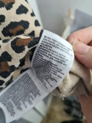 Sudadera leopardo cropped con capucha