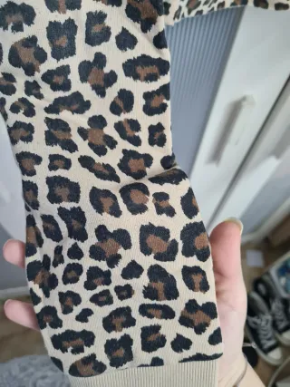 Sudadera leopardo cropped con capucha