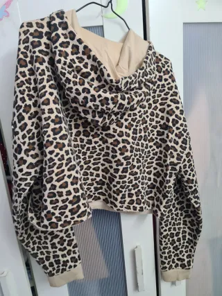 Sudadera leopardo cropped con capucha