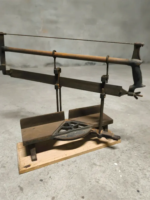 Ingletadora antigua de carpintería