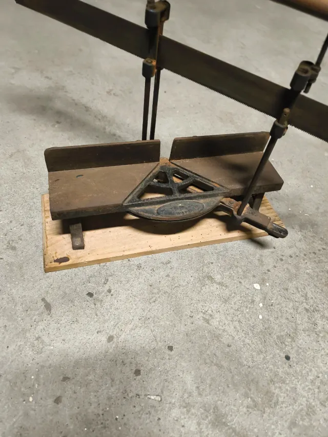 Ingletadora antigua de carpintería