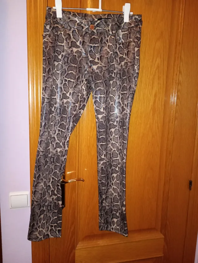 Pantalón largo estampado serpiente