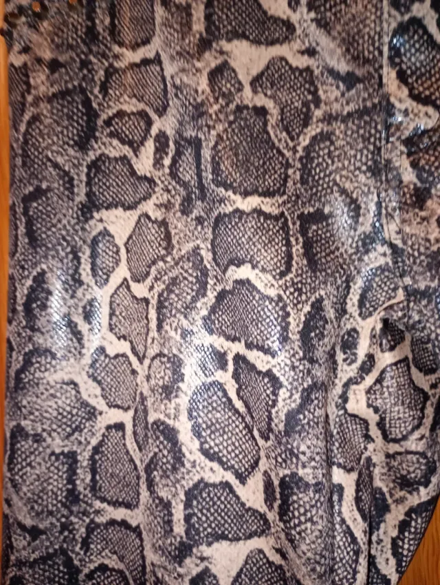 Pantalón largo estampado serpiente