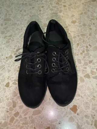 Zapatos negros de mujer con cordones