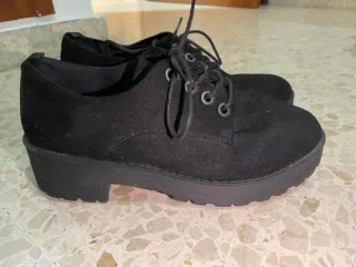 Zapatos negros de mujer con cordones