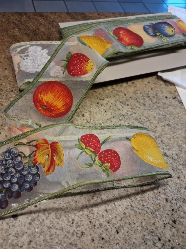 Passamaneria trasparente con frutti