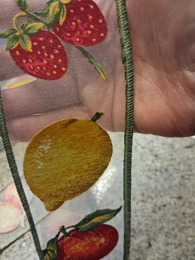 Passamaneria trasparente con frutti