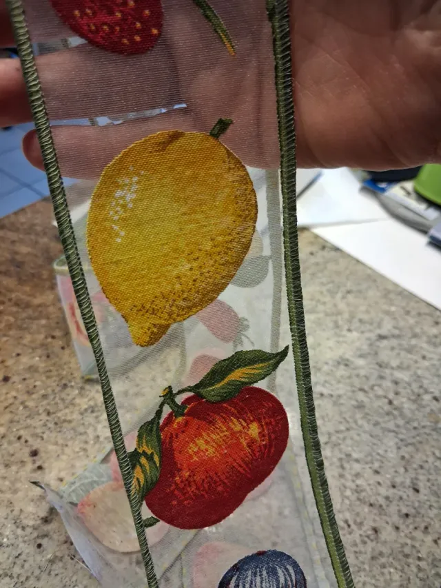 Passamaneria trasparente con frutti