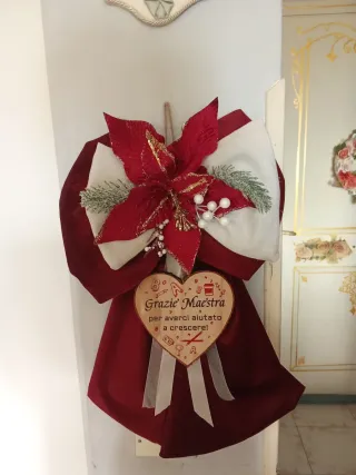 Fiocco fuoriporta decorato con fiori rossi