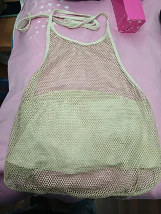 Camisa moderna beige con espalda descubierta