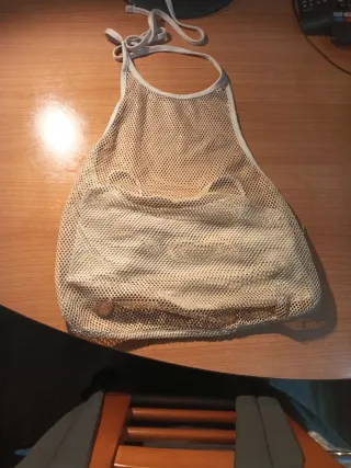 Camisa moderna beige con espalda descubierta