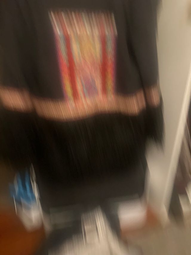 Chaqueta negra con detalles multicolor