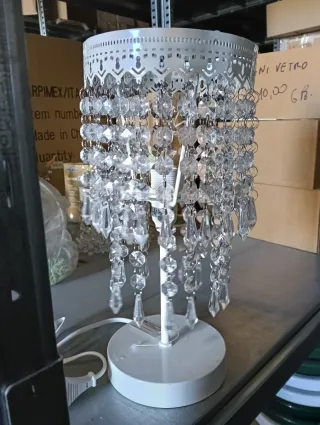 Lampada da tavolo con pendenti in cristallo