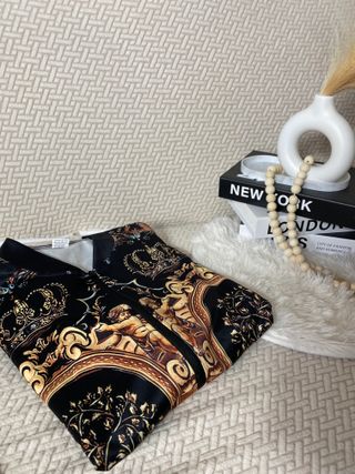 Chaqueta Negra y Dorada Estampada