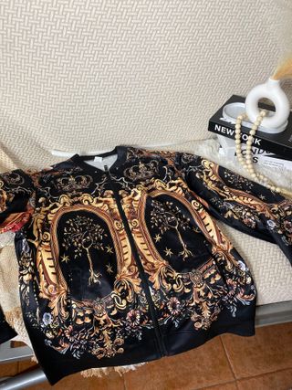 Chaqueta Negra y Dorada Estampada