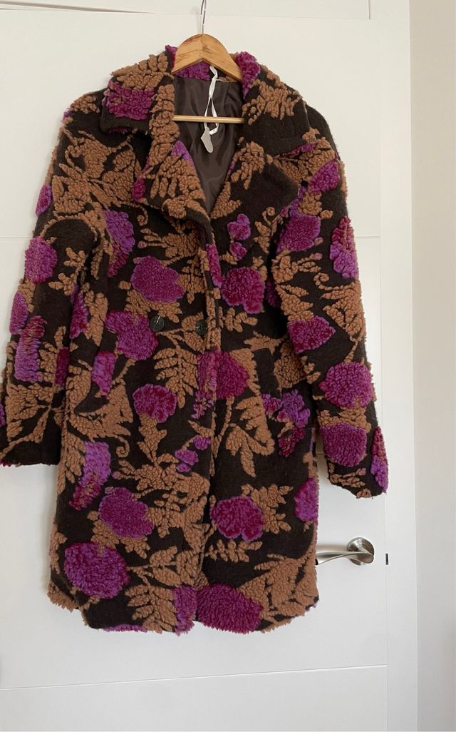 Abrigo estampado flores marrón y morado