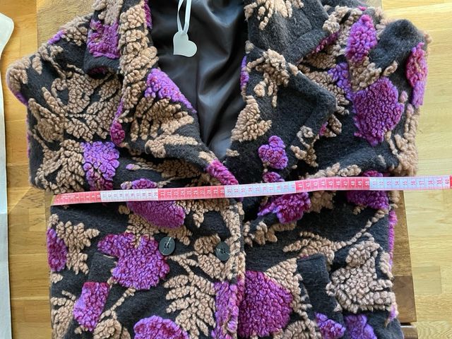 Abrigo estampado flores marrón y morado