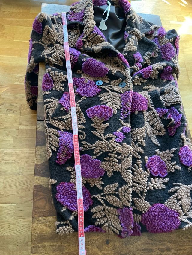 Abrigo estampado flores marrón y morado