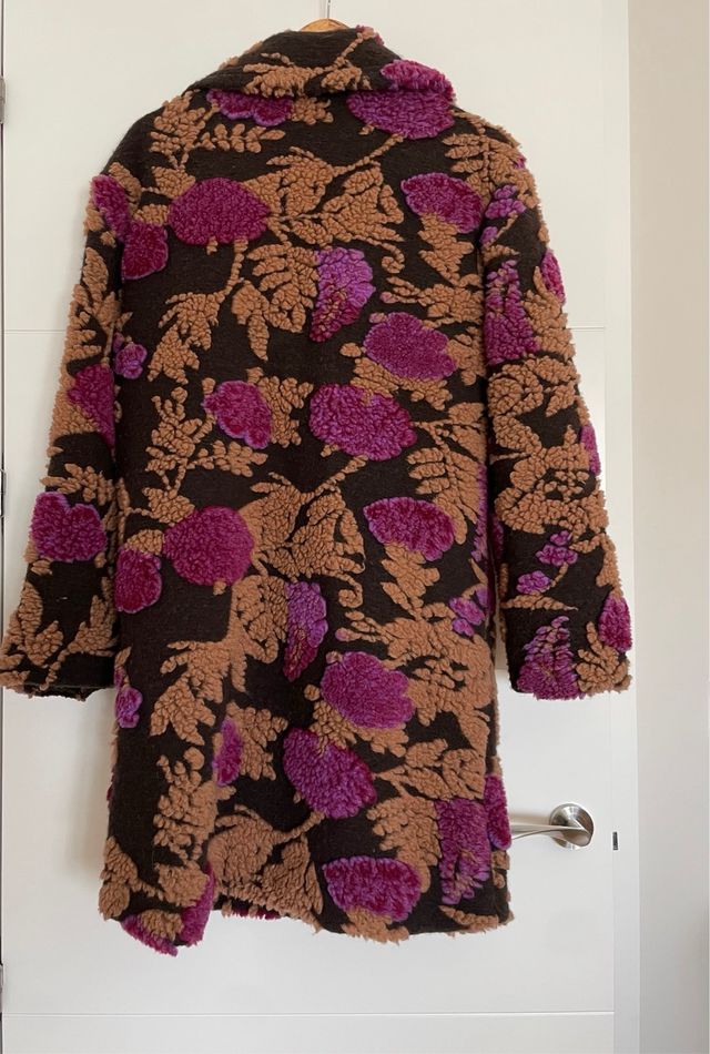 Abrigo estampado flores marrón y morado