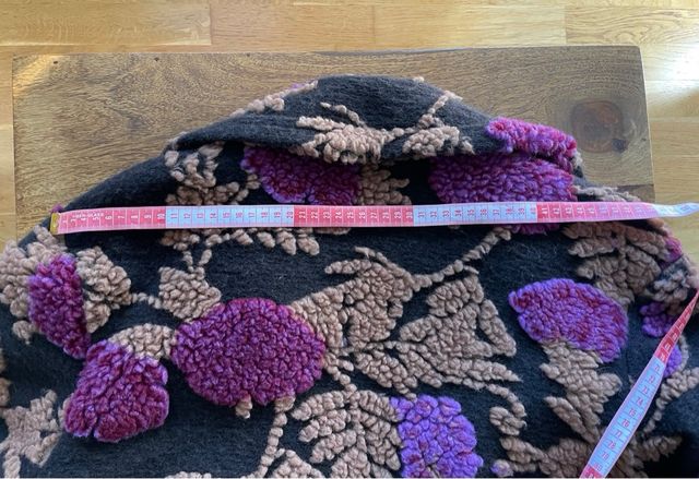 Abrigo estampado flores marrón y morado