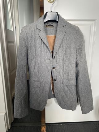 Americana gris acolchada de Máximo Duti