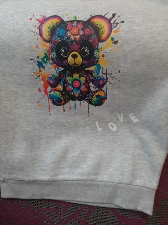 Sudadera gris con estampado de oso