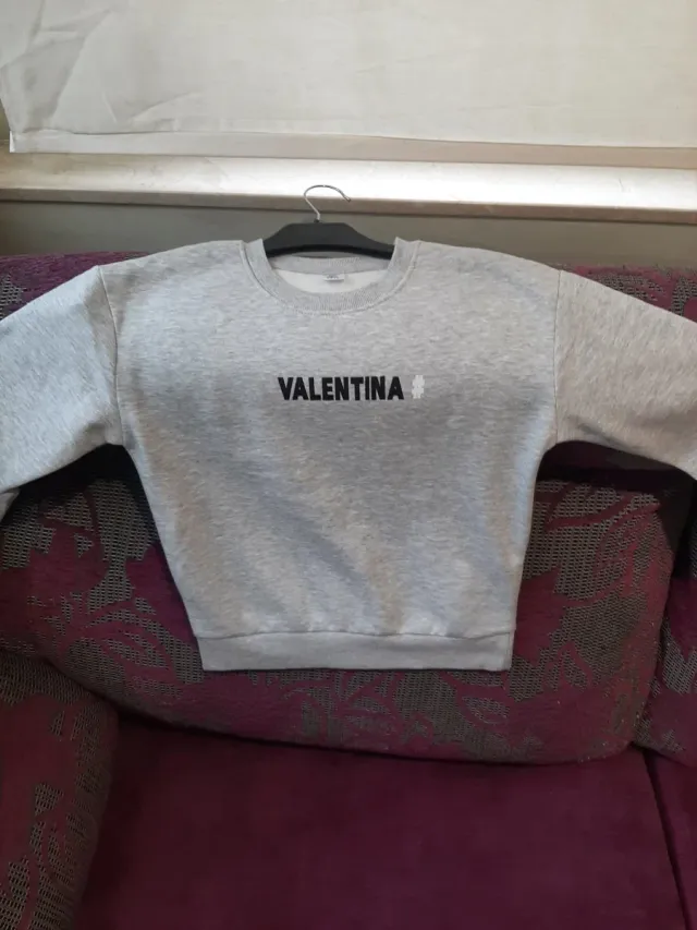 Sudadera gris con estampado de oso