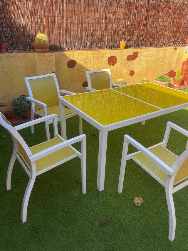 Mesa y 4 Sillas Jardín