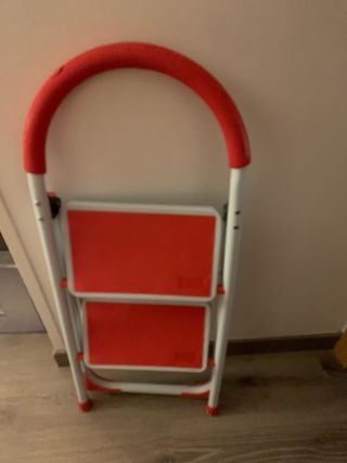Escalera plegable 2 peldaños roja