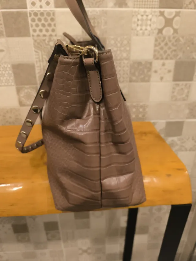 Bolso Guess Beige y Dorado