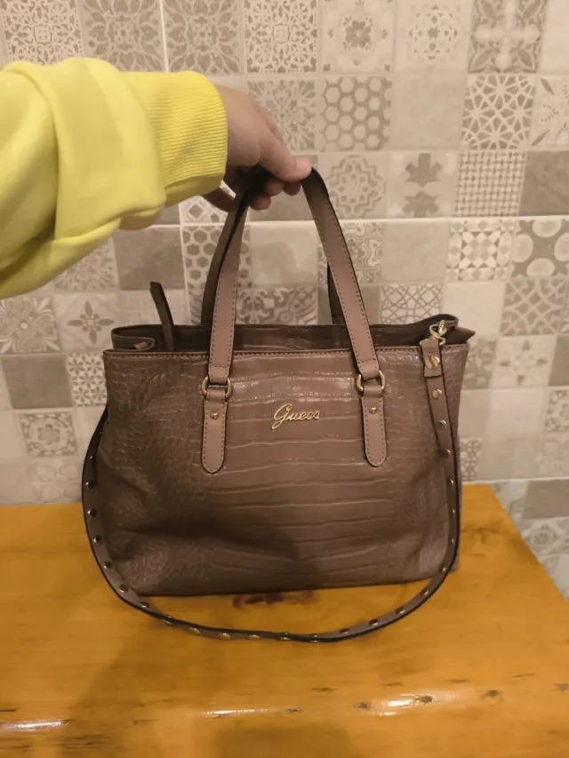 Bolso Guess Beige y Dorado