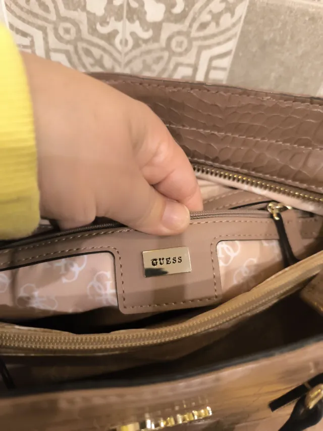 Bolso Guess Beige y Dorado