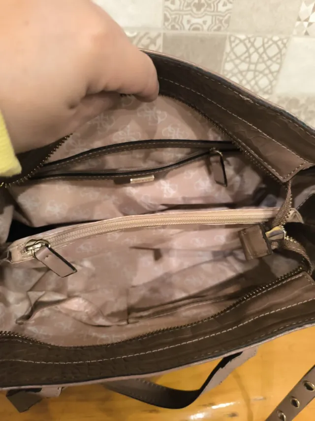 Bolso Guess Beige y Dorado