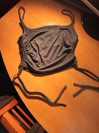 Top tirantes fruncido gris