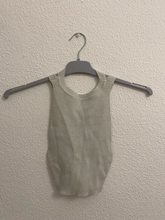 Top plateado con brillo de canalé sin mangas