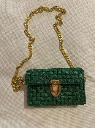 Borsa verde fatta a mano con catena oro
