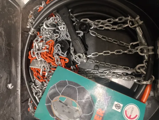 Catene da neve auto mai usate.