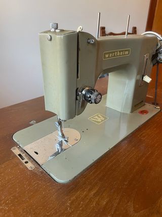 Máquina de coser Wertheim antigua