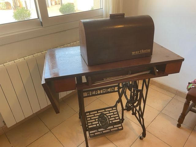 Máquina de coser Wertheim antigua