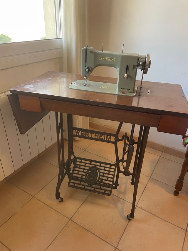 Máquina de coser Wertheim antigua