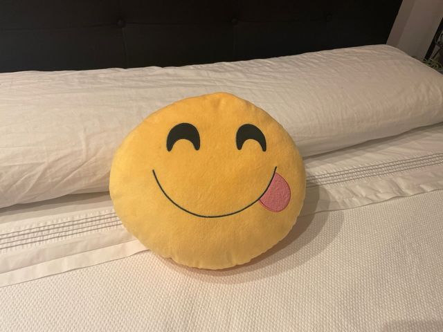 Cojín emoji cara sonriente con lengua
