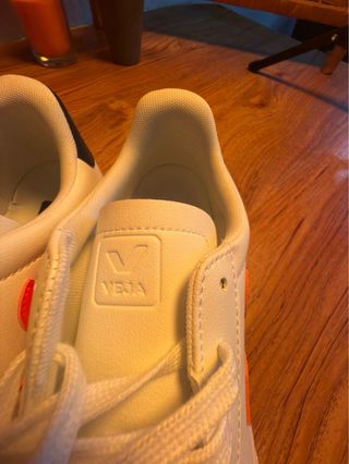 Zapatillas Blancas con Logo Naranja Talla 44