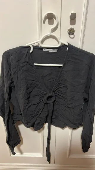 Blusa gris con anilla y lazada