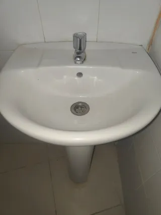Lavabo Roca con grifo