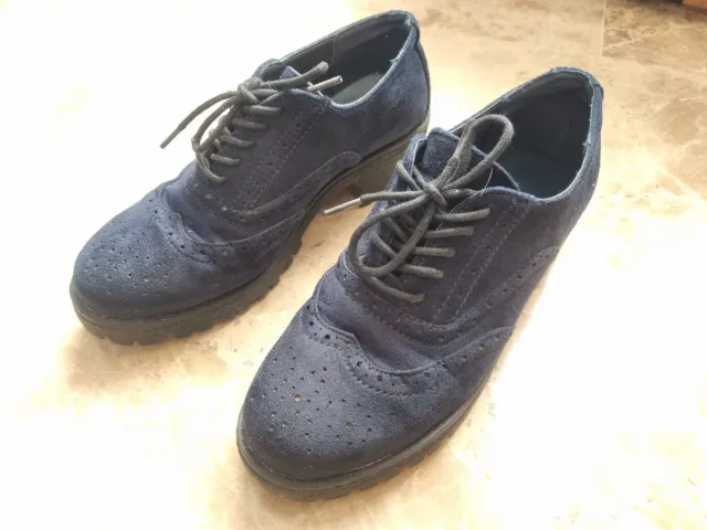 Zapatos de terciopelo azul con cordones