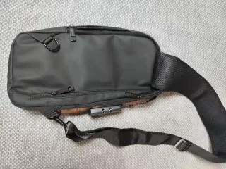 Riñonera Antirrobo Hombre Negra y Dorada