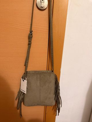 Bolso gris con flecos