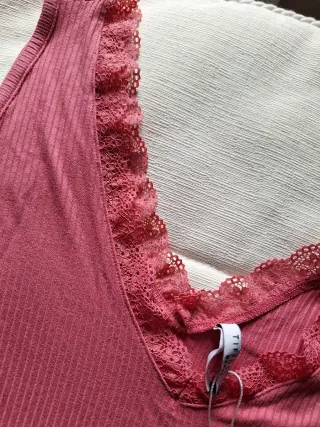 Camiseta tirantes encaje cuello pico