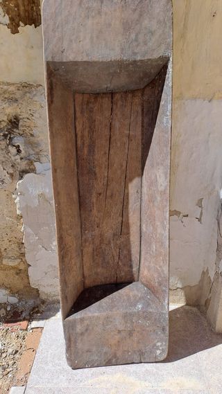 Artesa de madera antigua