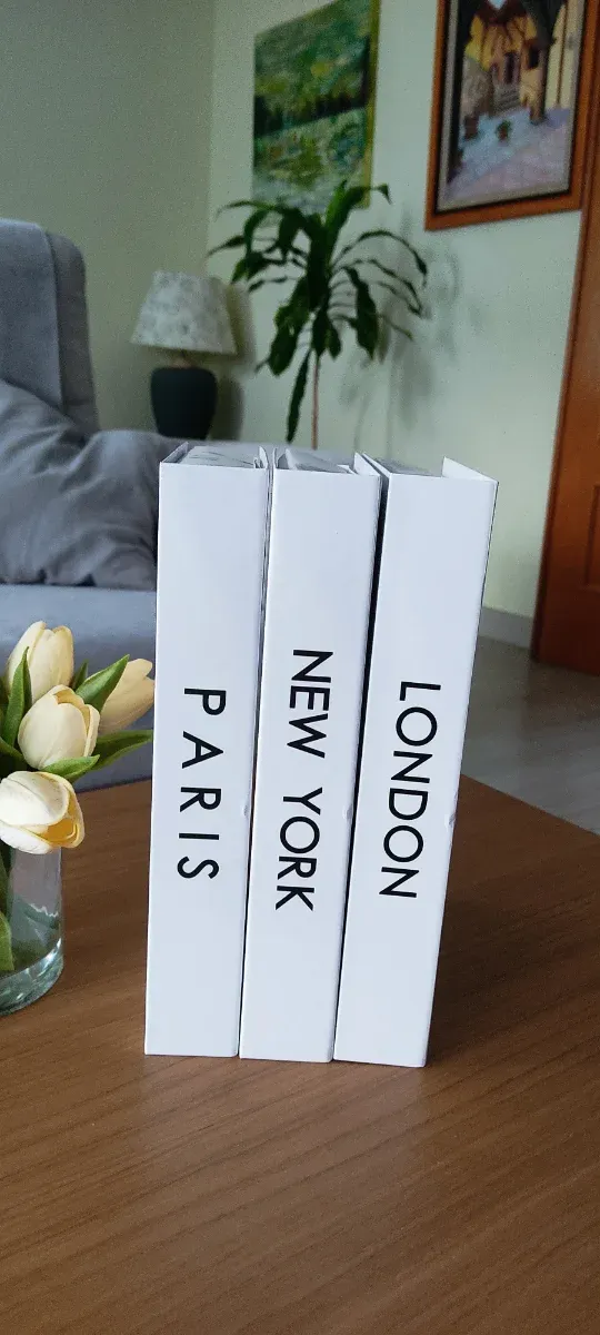 Libros decorativos imitación París, NY, Londres